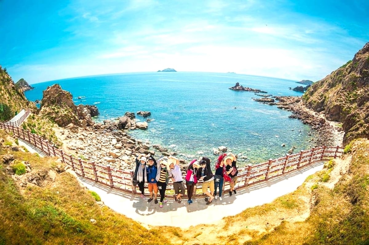 Màn trình diễn pháo hoa nghệ thuật tầm cao lần đầu tiên được thực hiện tại Eo Gió trong đêm 11/7. Ảnh: Sở VHTT&DL.