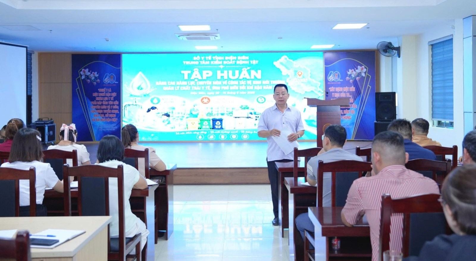 Cán bộ y tế tuyến cơ sở tham gia tập huấn về vệ sinh môi trường, quản lý chất thải y tế và ứng phó biến đổi khí hậu tại Điện Biên. Ảnh: Thúy Lan. 