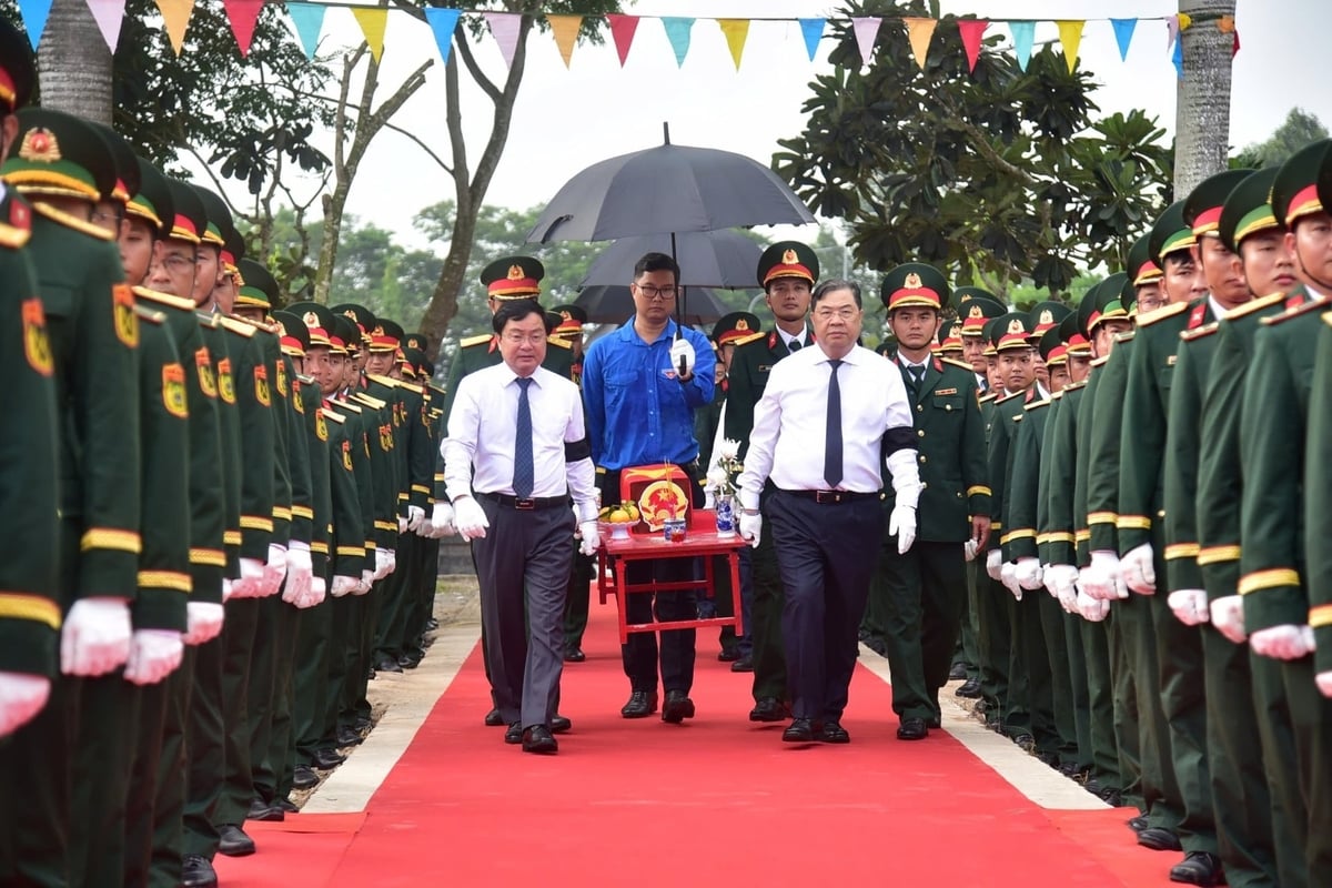 Phó Thủ tướng Thường trực Phạm Gia Túc cùng Bí thư Tỉnh ủy Tây Ninh Nguyễn Văn Quyết tiễn đưa liệt sĩ về nơi an nghỉ. Ảnh: T.N.