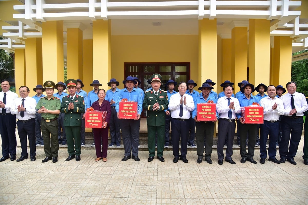 Phó Thủ tướng Thường trực Phạm Gia Túc động viên lực lượng làm nhiệm vụ tìm kiếm, quy tập hài cốt liệt sĩ. Ảnh: T.N.