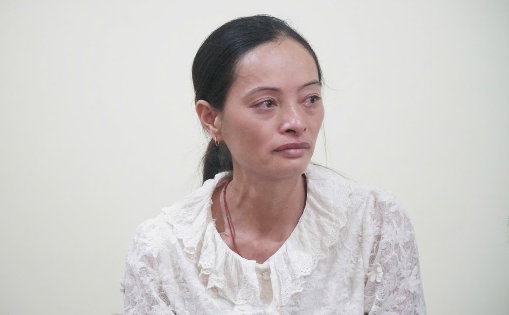 Chị Đàm Thị Bằng xúc động kể về những khó khăn ở xóm. Ảnh: Đức Bình.