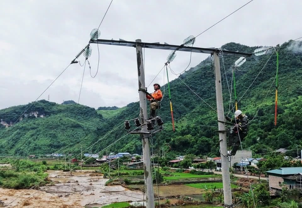 Cán bộ nhân viên Điện lực Mường La, Công ty Điện lực Sơn La triển khai khắc phục sự cố lưới điện do ảnh hưởng của thiên tai tại bản Hua Nặm, xã Mường La. Ảnh: EVNNPC.