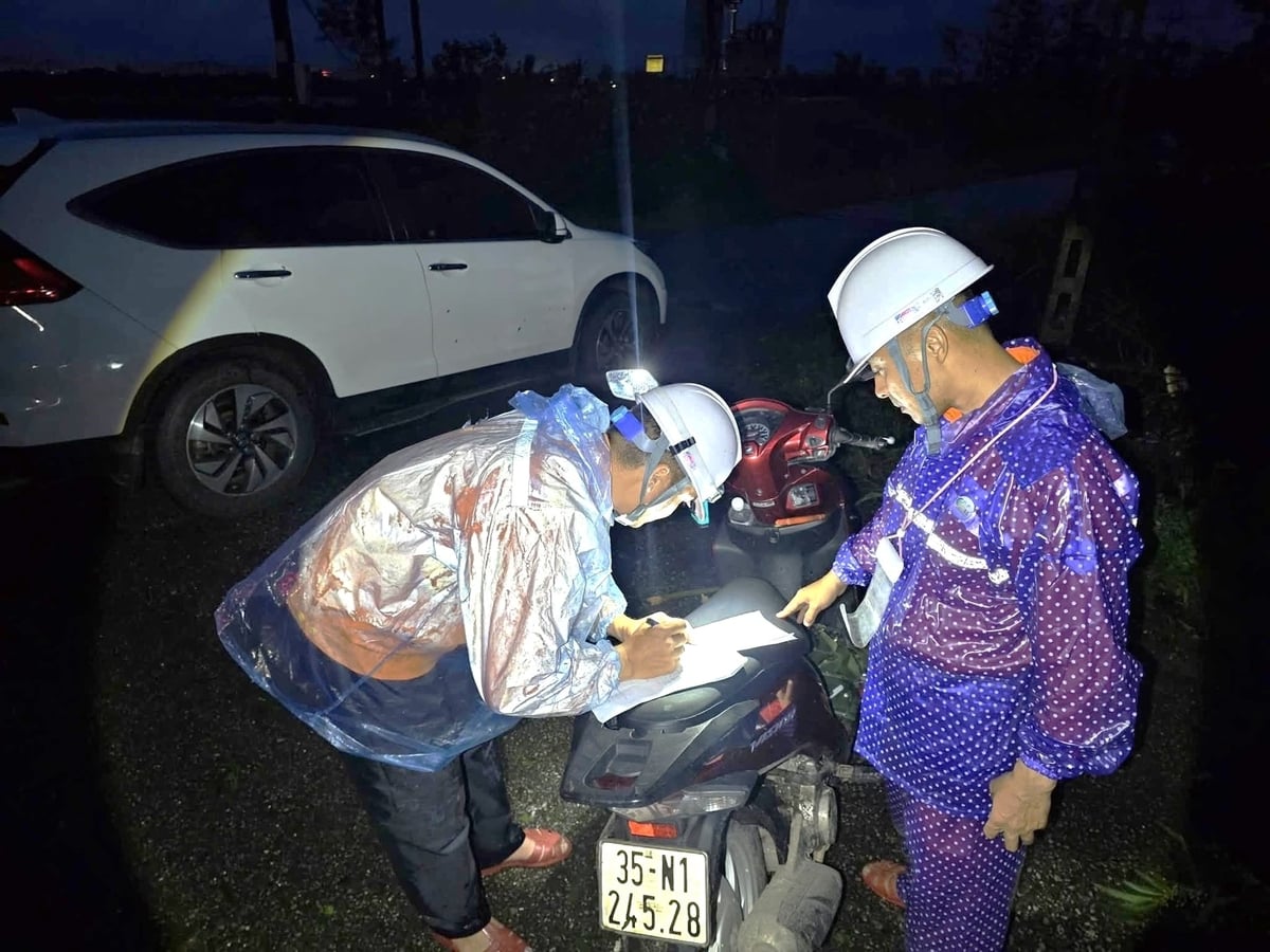 Công ty Điện lực Quảng Ninh đang huy động tối đa lực lượng, phương tiện bám sát hiện trường để xử lý các sự cố trên lưới điện. Ảnh: EVNNPC.