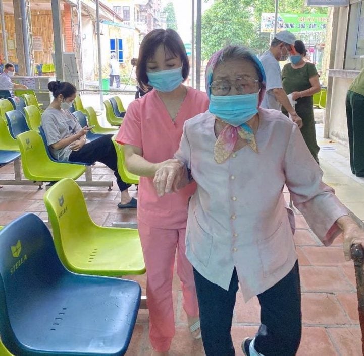Nhân viên Bệnh viện đón tiếp bệnh nhân cao tuổi. Ảnh: Bệnh viện Bắc Thăng Long.