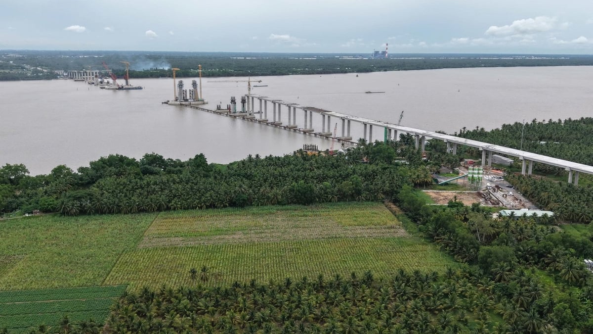 Cầu Đại Ngãi 1 phía bờ Vĩnh Long đang khẩn trương thi công các trụ giữa, phấn đấu hoàn thành đúng tiến độ. Ảnh: HT.