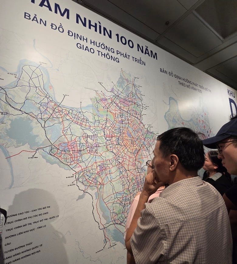 Đông đảo nhân dân quan tâm Quy hoạch mạng lưới giao thông Hà Nội tầm nhìn 100 năm. Ảnh: Xuân Vũ.
