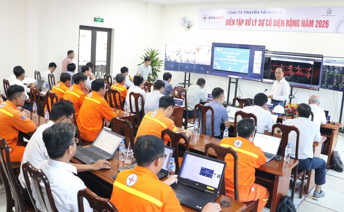 Các đơn vị tham gia theo dõi diễn tập, cập nhật diễn biến tình huống qua hệ thống màn hình tại phòng giám sát. Ảnh: PTC3.