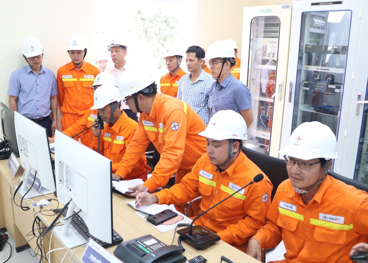 Lực lượng vận hành thực hiện thao tác, liên lạc và báo cáo tình huống sự cố theo quy trình tại phòng mô phỏng. Ảnh: PTC3.