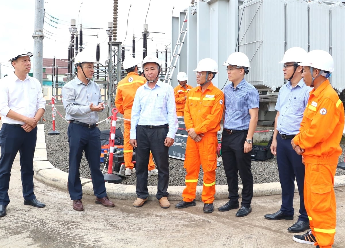 Ông Nguyễn Công Thắng - Giám đốc PTC3, theo dõi chỉ đạo trực tiếp tại hiện trường. Ảnh: PTC3.