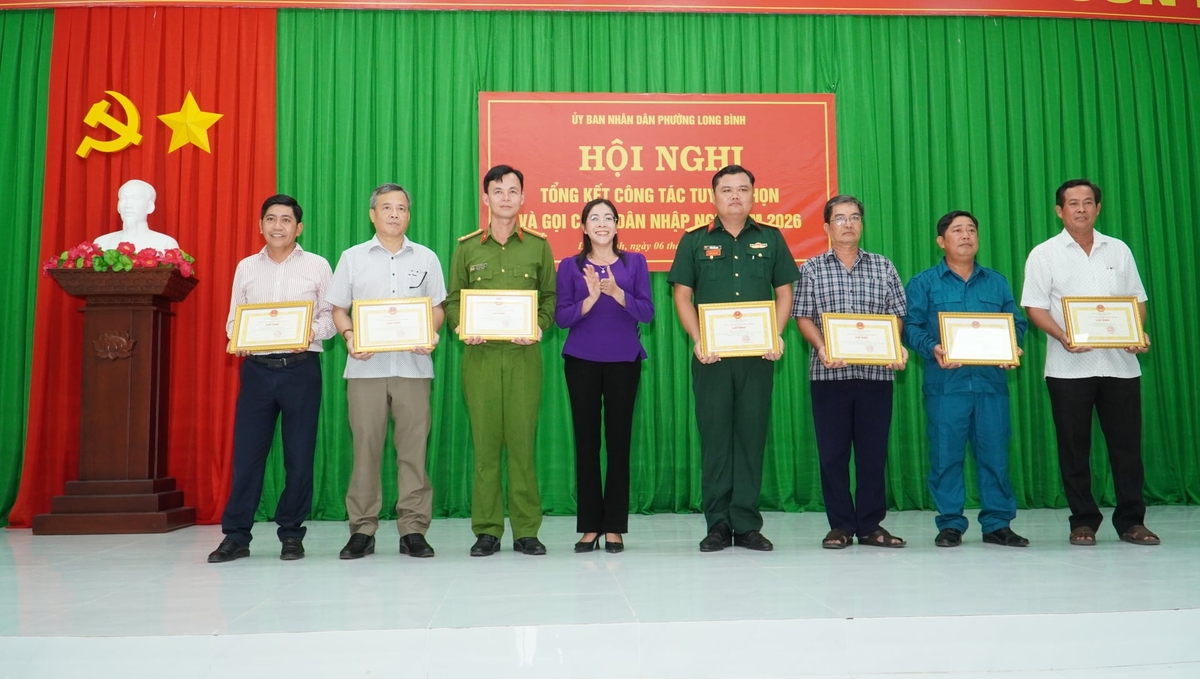 Bà Lê Thị Cẩm Tú, Bí thư Đảng ủy phường Long Bình trao Giấy khen cho các tập thể có thành tích xuất sắc trong công tác tuyển chọn và gọi công dân nhập ngũ năm 2026. Ảnh: Văn Vũ.