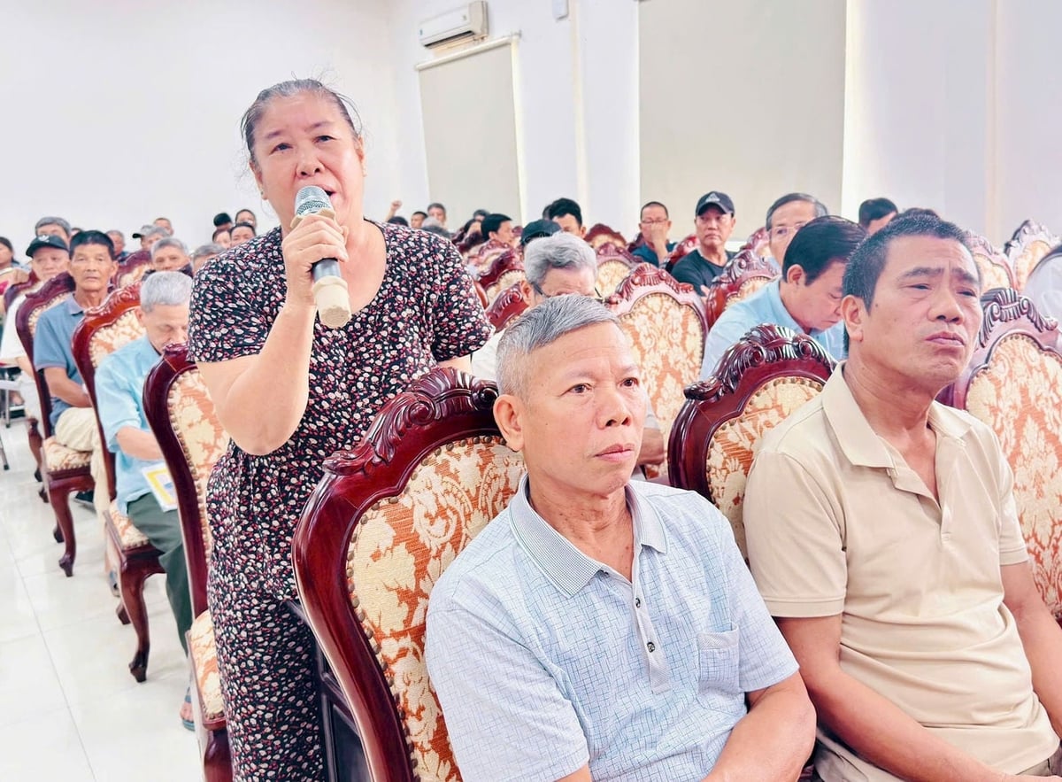 Người dân trực tiếp đối thoại với lãnh đạo xã Nam Phù trong công tác giải phóng mặt bằng tại địa phương. Ảnh: Phương Xuyến.