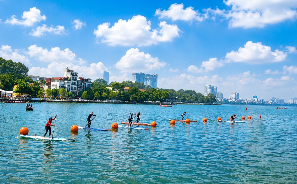 Hồ Tây là nơi tổ chức nhiều hoạt động thế thao dưới nước, bơi chải, thu hút sự quan tâm của du khách quốc tế và trong nước. Ảnh: Xuân Vũ.
