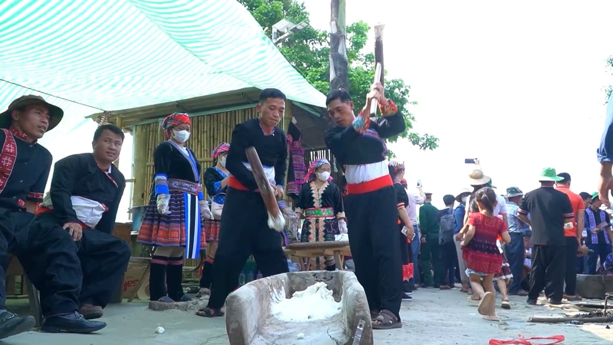 Nét văn hóa giã bánh dày truyền thống của người Mông. Ảnh: Đức Bình.
