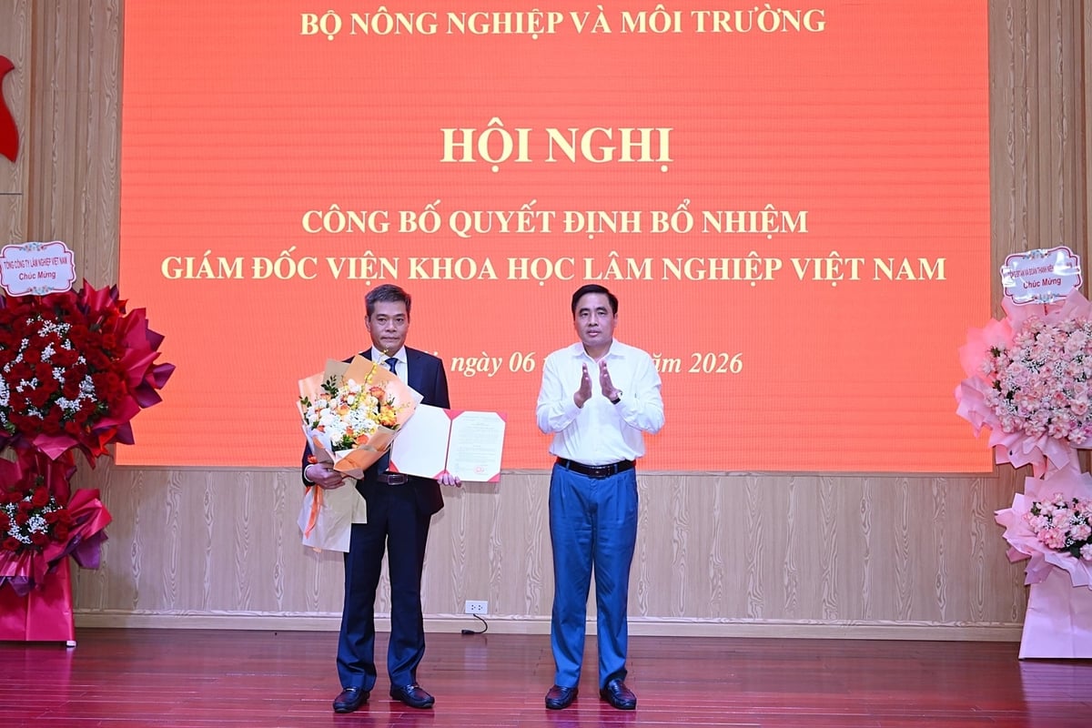 Thứ trưởng Nguyễn Quốc Trị trao quyết định bổ nhiệm và chúc mừng tân Giám đốc Viện Khoa học Lâm nghiệp Việt Nam. Ảnh: Bảo Thắng.