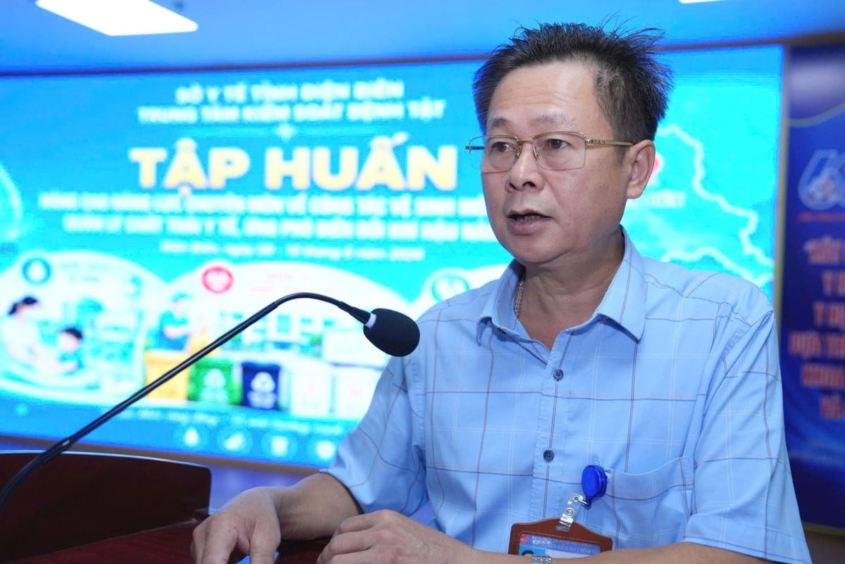 Ông Nguyễn Hồng Thanh, Phó Giám đốc Trung tâm Kiểm soát bệnh tật tỉnh Điện Biên phát biểu tại buổi tập huấn. Ảnh: Thúy Lan. 