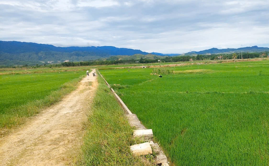 Nắng nóng kéo dài khiến mực nước trên các tuyến kênh nội đồng vùng cao A Lưới giảm, việc lấy nước tưới gặp nhiều khó khăn. Ảnh: Văn Dinh. Nắng nóng kéo dài khiến mực nước trên các tuyến kênh nội đồng vùng cao A Lưới giảm, việc lấy nước tưới gặp nhiều khó khăn. Ảnh: Văn Dinh.
