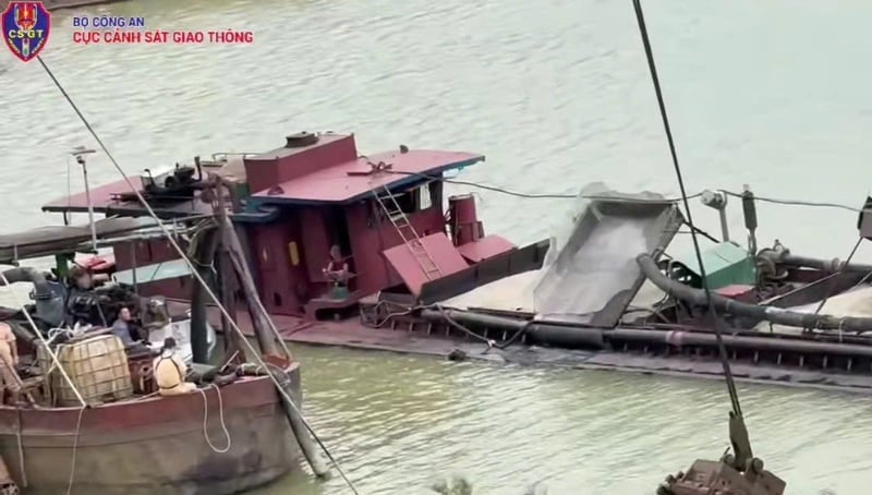Các phương tiện khai thác cát trái phép bị tạm giữ. Ảnh: Cục CSGT
