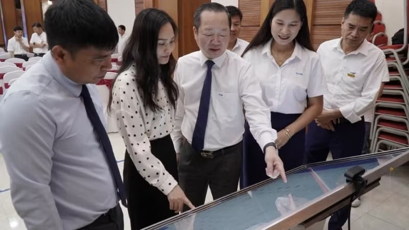 Tiến sĩ Đồng Văn Ngọc giới thiệu mô hình HCEM Smart Campus tích hợp đồng bộ các giải pháp tuyển sinh, quản trị, đào tạo, học tập và hệ thống trợ lý AI chuyên biệt, hướng tới tự động hóa toàn diện các hoạt động của nhà trường. Ảnh: Đỗ Thu Trang. 