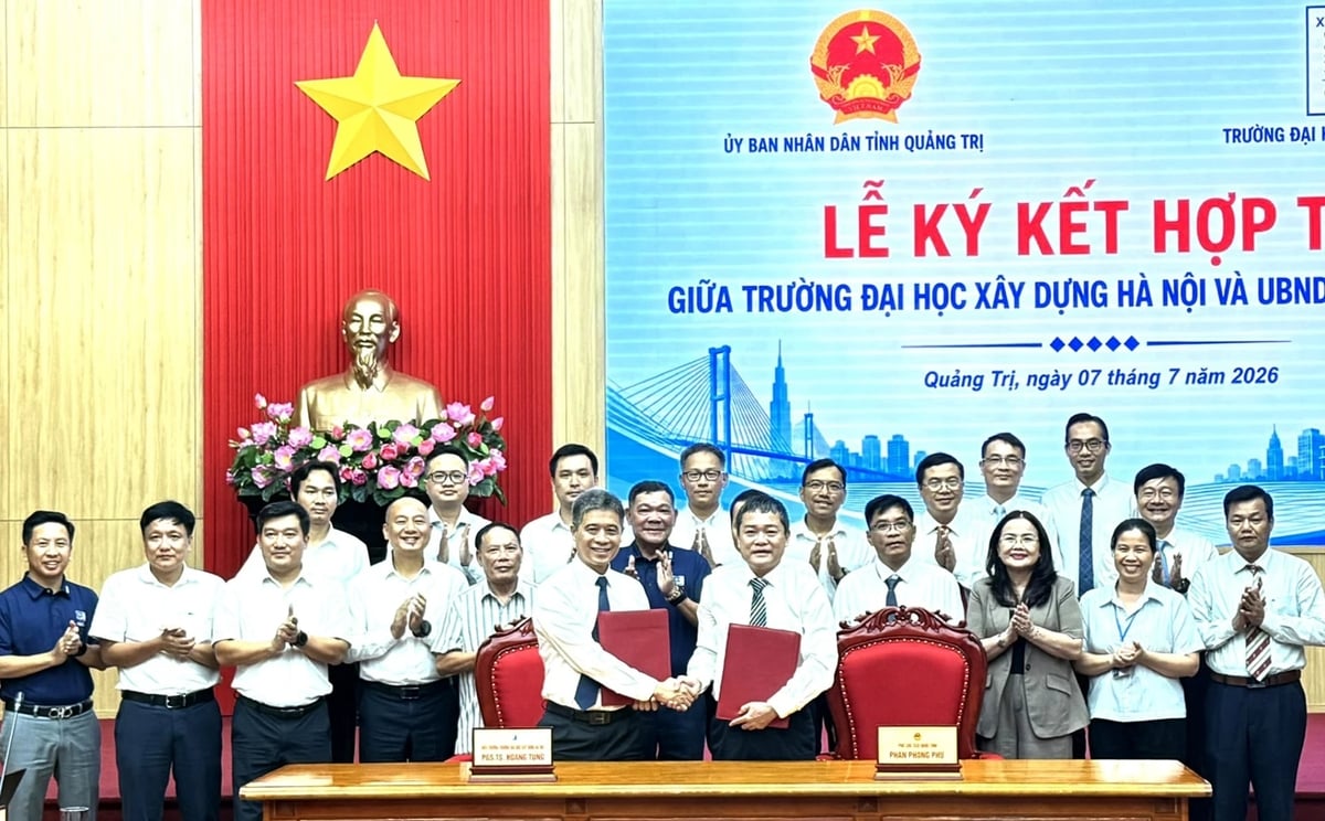 Đại diện lãnh đạo UBND tỉnh và Trường đại học Xây dựng Hà Nội ký kết biên bản ghi nhớ hợp tác. Ảnh: Nguyễn Loan.