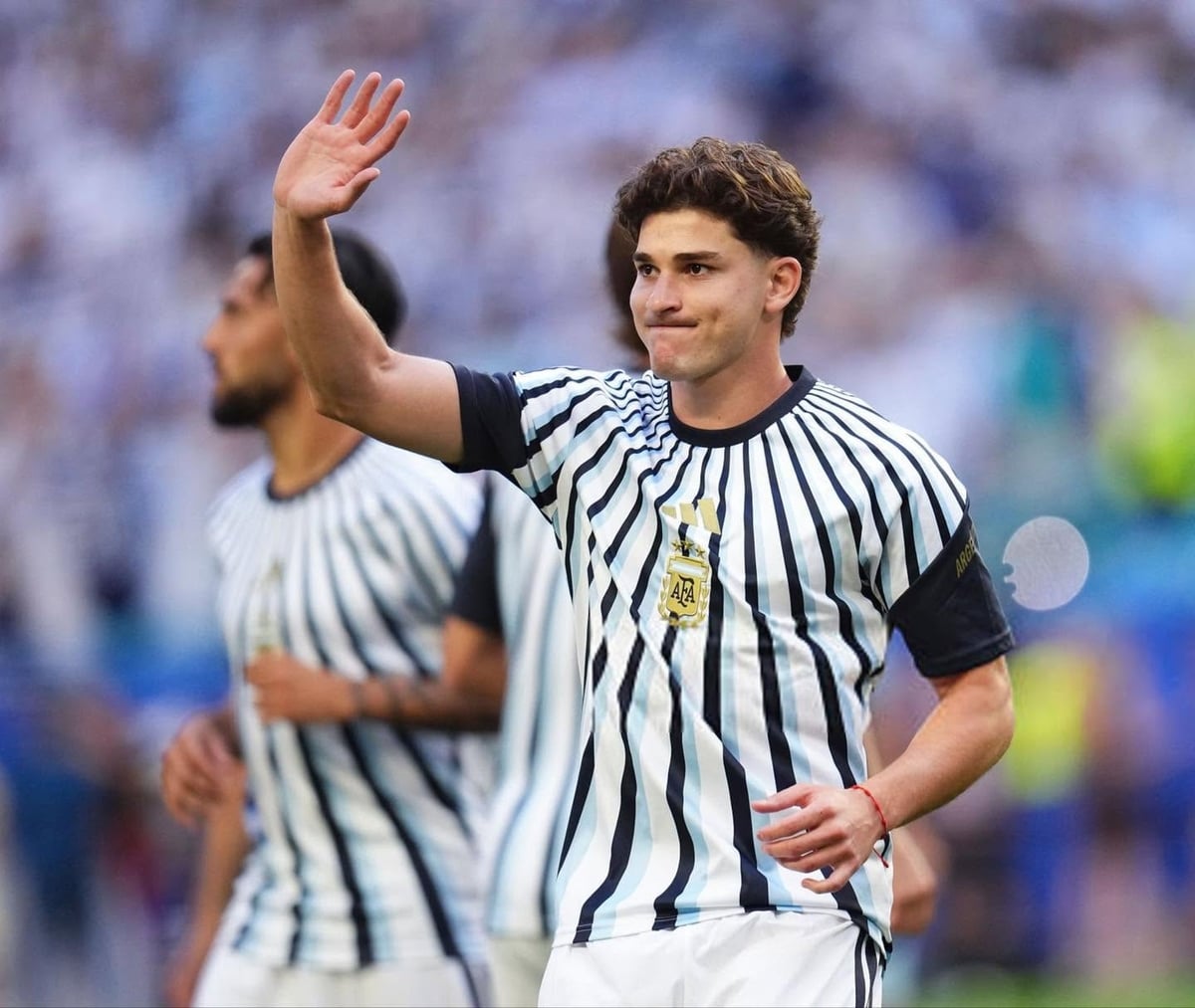 Julian Alvarez được kỳ vọng sẽ chia sẻ gánh nặng ghi bàn với Messi. Ảnh: AFA.