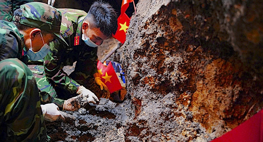 Cơ quan chức năng cẩn thận dò tìm từng mẩu nhỏ di vật các liệt sĩ lẫn trong đất. Ảnh: Lê Phan.