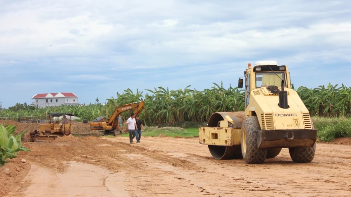 Đường dẫn cầu Văn Ly (Đại Lộc) đang được tập trung thi công sau khi mặt bằng được bàn giao, tạo điều kiện kết nối công trình trong thời gian tới. Ảnh: Lan Anh.
