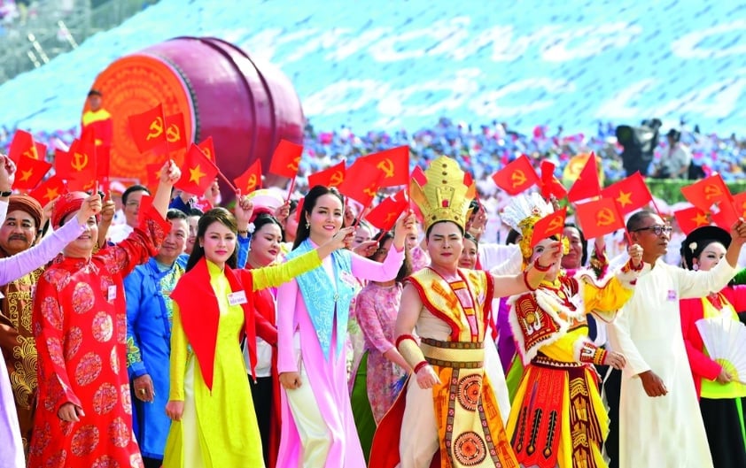 Triển khai đồng bộ hệ giá trị quốc gia, hệ giá trị văn hóa, hệ giá trị gia đình, chuẩn mực con người Việt Nam nhằm phát huy nguồn lực nội sinh và lợi thế cạnh tranh quốc gia từ văn hóa, con người Việt Nam trong tiến trình hội nhập, phát huy bản sắc, tính đa dạng văn hóa của dân tộc và định vị thương hiệu quốc gia; gắn triển khai các hệ giá trị với phát triển công nghiệp văn hóa... Ảnh: Duy Linh.