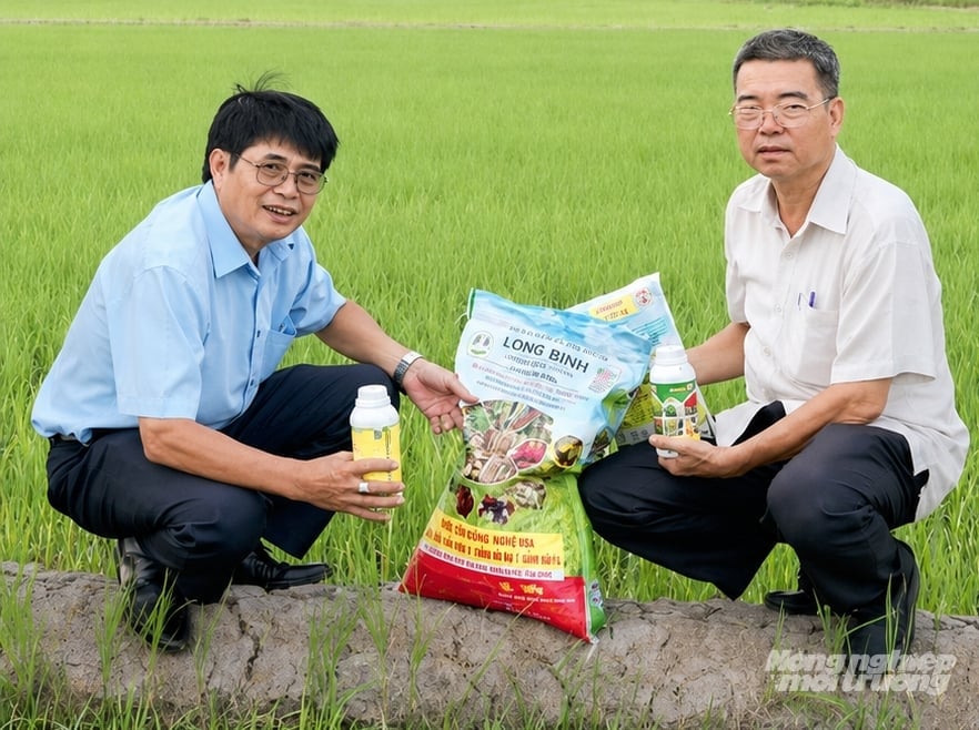 Phân bón hữu cơ sinh học và chế phẩm hỗ trợ canh tác được sử dụng trong quy trình sản xuất lúa MS tím than theo hướng an toàn. Ảnh: Kiều Nhi.