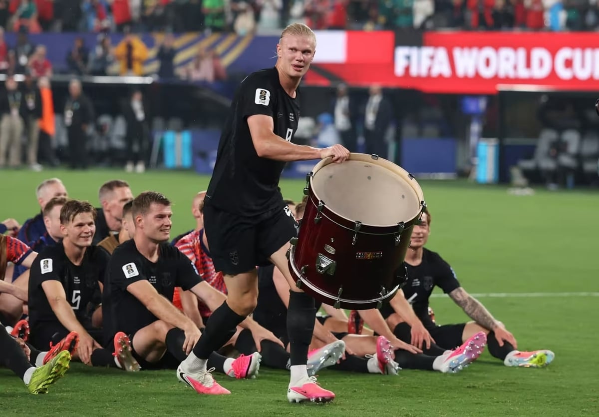 Haaland cùng đồng đội hòa nhịp theo 'Viking Row' sau mỗi trận đấu. Ảnh: FIFA.