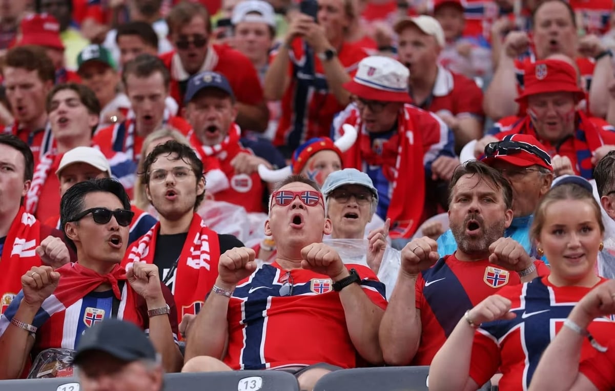 Cổ động viên Na Uy nhuộm đỏ các khán đài Bắc Mỹ. Ảnh: FIFA.