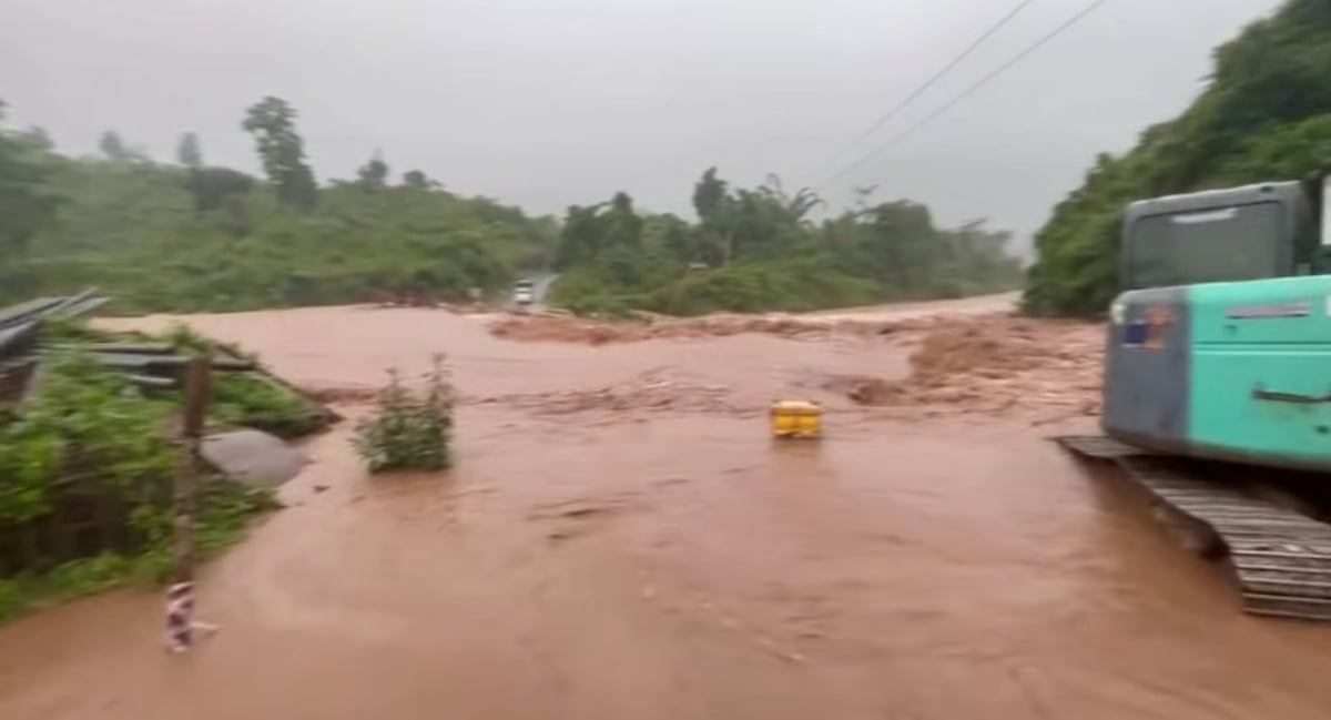 Hai cây cầu tại xã Nậm Mạ bị lũ cuốn. Ảnh: Văn Ngọc.