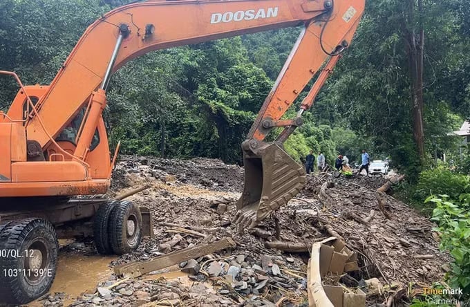 Nhiều tuyến đường bị chia cắt, tê liệt hoàn toàn. Ảnh: Việt Dũng.