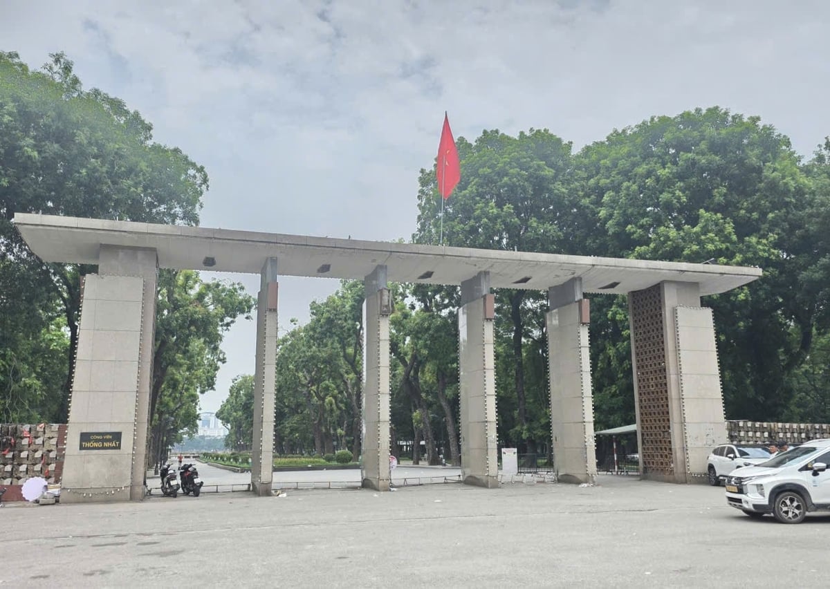 Khu vực phía trước cổng Công viên Thống Nhất hiện hữu sẽ được đầu tư xây dựng quảng trường phố đi bộ với đài phun nước trung tâm và hệ thống ánh sáng hiện đại. Ảnh: Xuân Vũ.