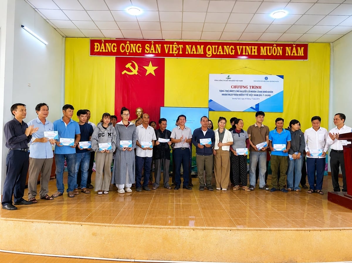 Đại diện BSR trao tặng 250 thẻ bảo hiểm y tế cho người dân có hoàn cảnh khó khăn trên địa bàn xã Vạn Tường. Ảnh: BSR.