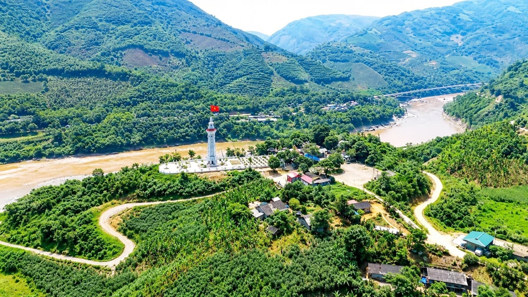Nhờ chuyển đổi phương pháp canh tác ứng dụng khoa học, Lũng Pô hôm nay đã thay da đổi thịt, dần trở thành một bản làng trù phú. Ảnh: Ái Vân.