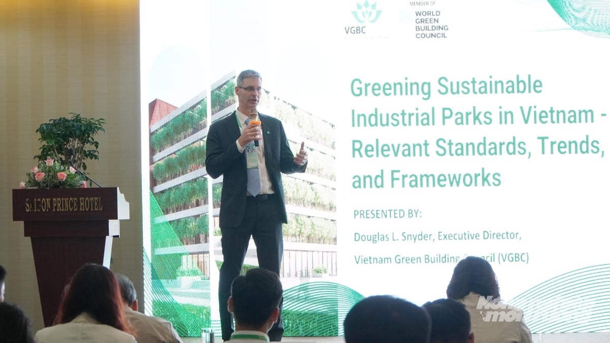Ông Douglas Snyder nhấn mạnh vai trò của ESG và khả năng chống chịu trước biến đổi khí hậu trong thu hút đầu tư xanh. Ảnh: Lê Bình.