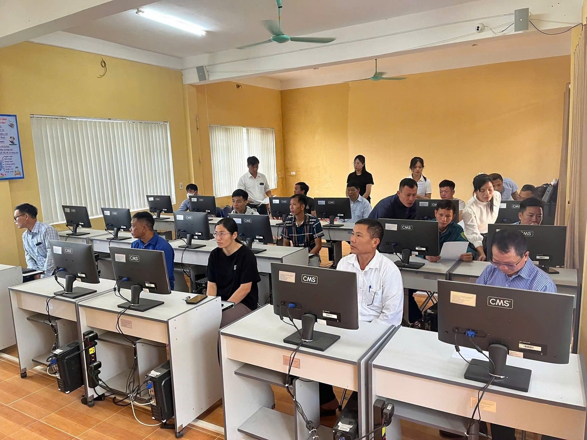 Xã Sơn Lương vừa tổ chức kiểm tra kỹ năng sử dụng máy tính cơ bản đối với đội ngũ cán bộ thôn, phục vụ việc xây dựng phương án sắp xếp thôn trên địa bàn.Ảnh: ST.