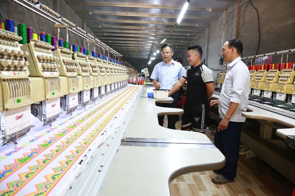 Phó Chủ tịch UBND xã Sơn Lương Đặng Phúc Chiêu cùng trưởng thôn Sùng Đô Giàng A Pó tuyên truyền vận động bà con phát triển kinh tế. Ảnh: Thanh Ngà.