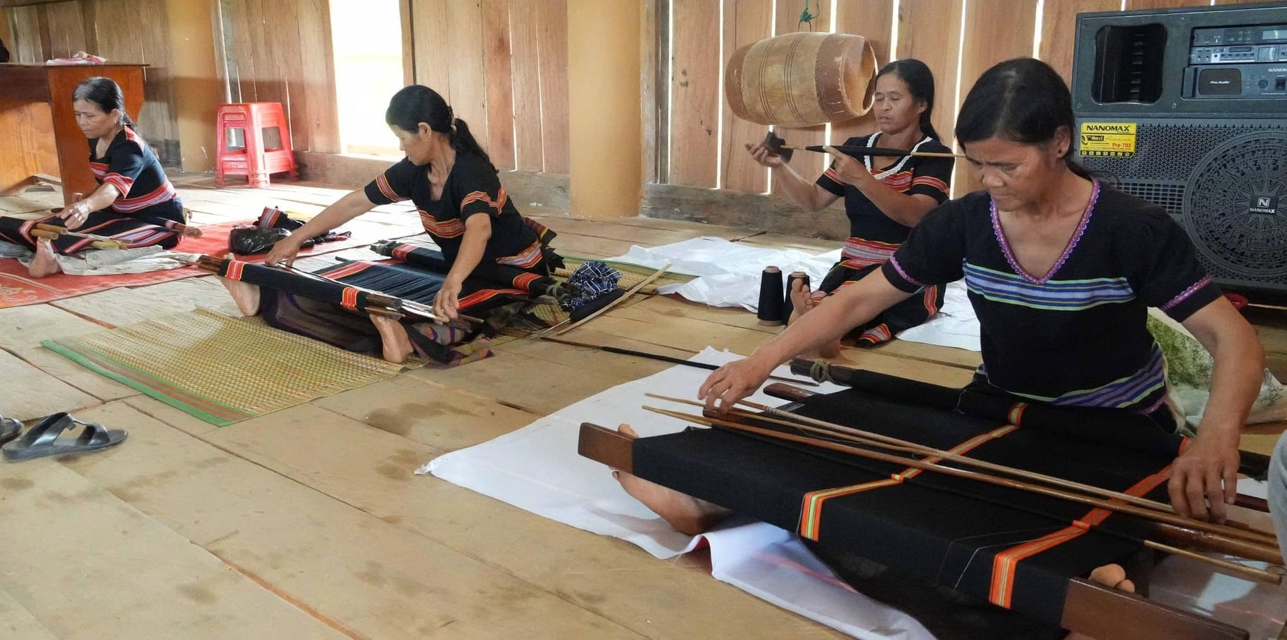 Dệt thổ cẩm đã gắn bó với người Giẻ - Triêng từ bao đời nay. Ảnh: Dư Toán (TTXVN).