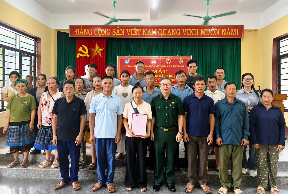 Ở Lũng Pô, có một đội ngũ cán bộ cơ sở như trưởng thôn Tẩn Sành Phú kiên trì 'cầm tay chỉ việc', giúp người dân làm quen với chuyển đổi số, để công nghệ thực sự trở thành cầu nối đưa cuộc sống vùng cao đến gần hơn với nhịp phát triển của đất nước. Ảnh: Tẩn Láo Lở.