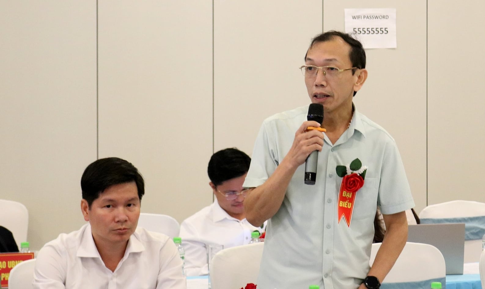Lãnh đạo Sở Nông nghiệp và Môi trường Lào Cai giải đáp kiến nghị của các doanh nghiệp du lịch về đất đai. Ảnh: Bích Hợp.