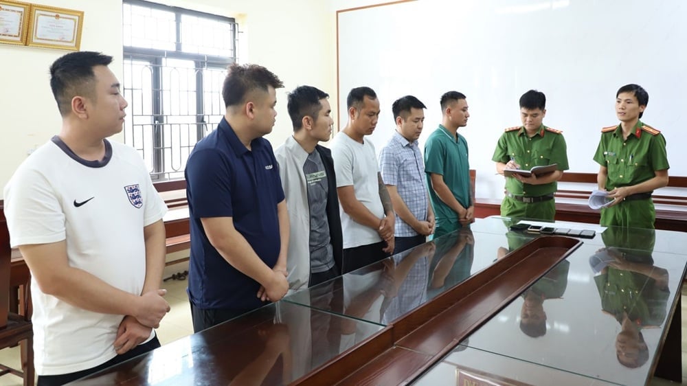 Các đối tượng tham gia đường dây cá độ tại Cơ quan Cảnh sát điều tra, Công an tỉnh Ninh Bình. Ảnh: Công an tỉnh Ninh Bình.