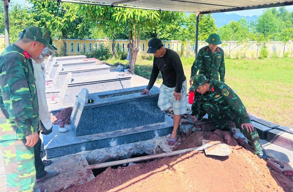 Các phần mộ vô danh được lực lượng chức năng cẩn trọng lấy mẫu ADN để xác định danh tính. Ảnh: Nguyễn An.