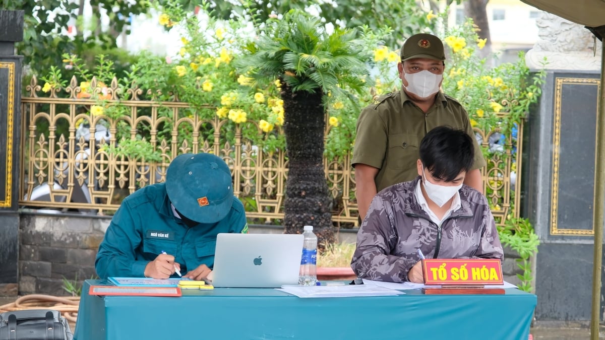 Cùng với việc lấy mẫu ADN, Đà Nẵng cũng tiến hành cập nhật dữ liệu để số hóa danh tính các liệt sĩ. Ảnh: Lan Anh.