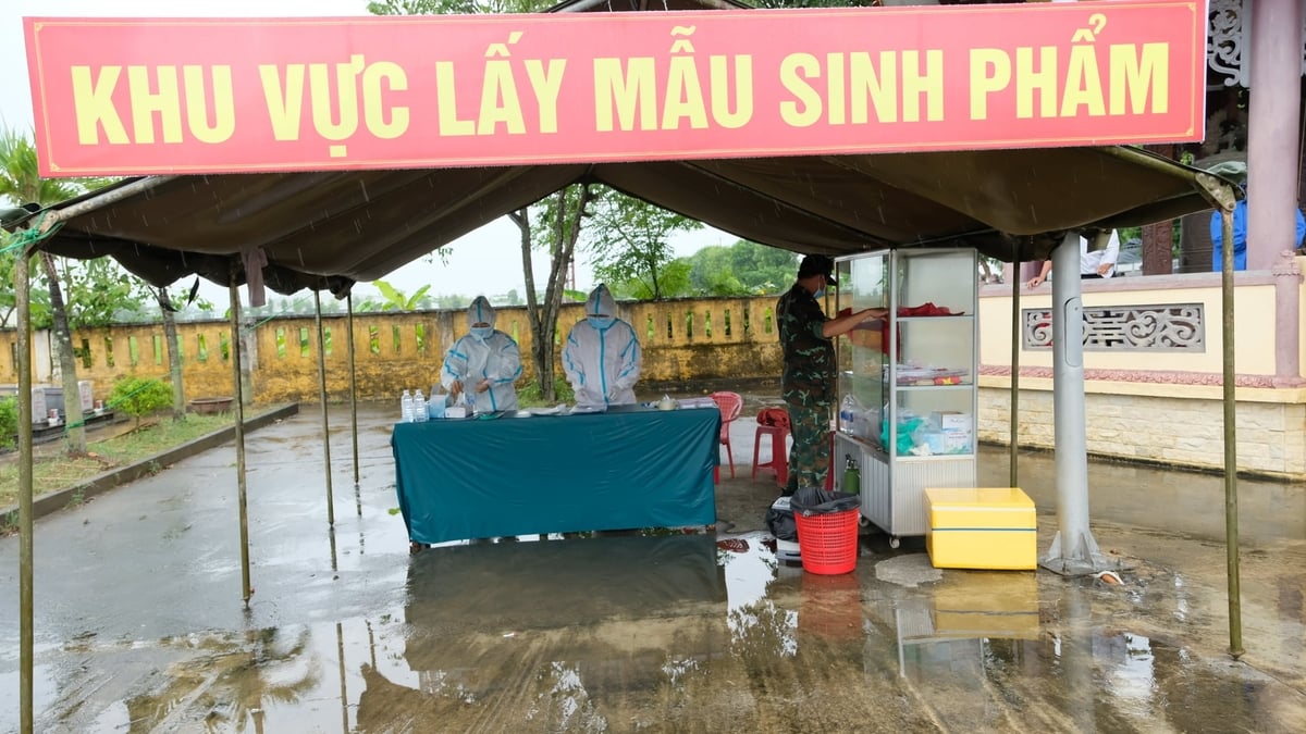 Công tác lấy mẫu được thực hiện với đủ các bước theo quy trình nghiêm ngặt. Ảnh: Lan Anh.