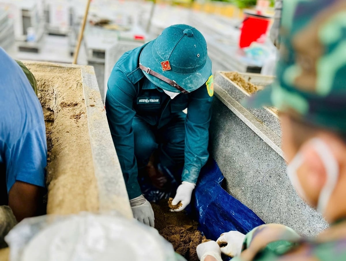 Các chiến sĩ cẩn trọng trong suốt quá trình khai quật, lấy mẫu ADN của liệt sĩ chưa xác định được danh tính. Ảnh: Lan Anh.
