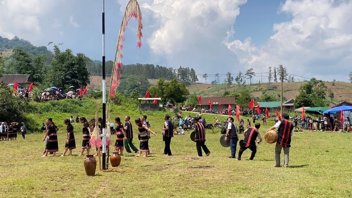 Thổ cẩm vẫn rất cần thiết trong đời sống người Giẻ - Triêng, nhất là trong các dịp lễ lớn, cưới hỏi. Ảnh: Võ Hà.