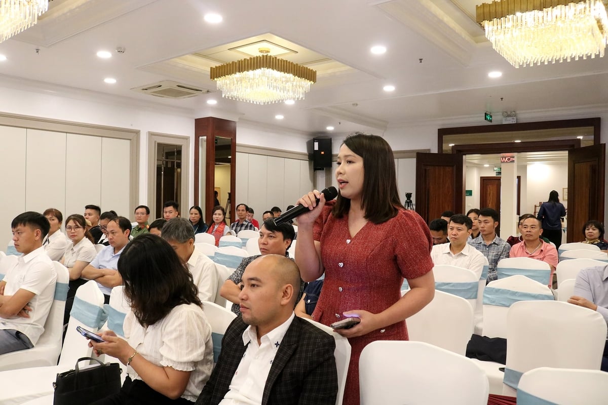 Đại diện công ty nữ hành phát biểu ý kiến về các khó khắn trong du lịch tại Sa Pa và đề nghi các giải pháp cần tháo gỡ. Ảnh: Bích Hợp.