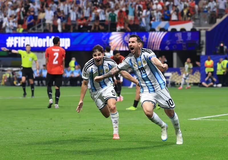 Messi tạo dấu ấn đậm nét trong màn lội ngược dòng của Argentina. Ảnh: FIFA.