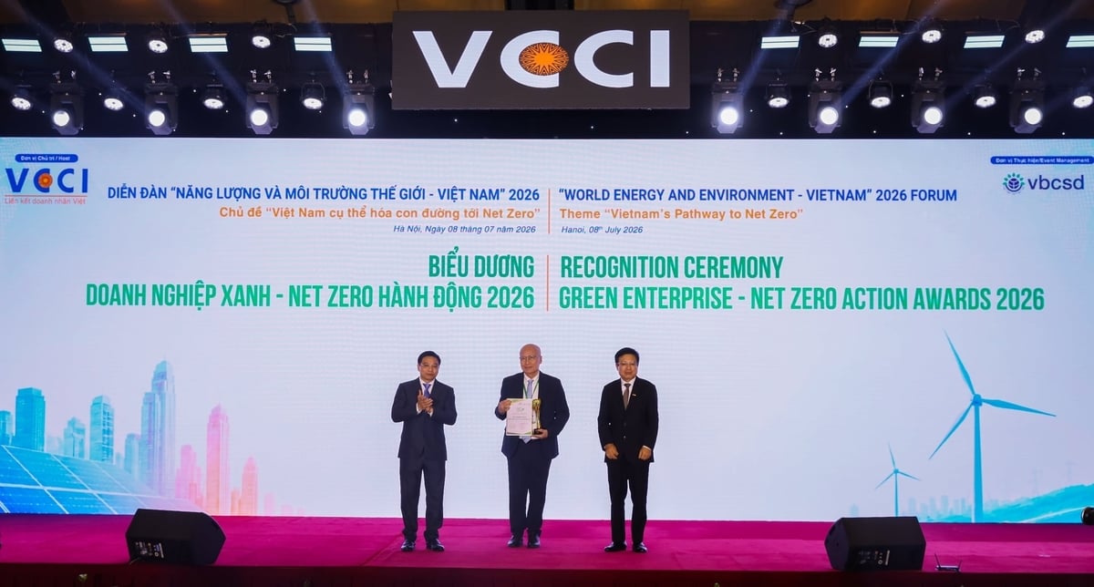 Ông Ngô Minh Hải, Chủ tịch Hội đồng Quản trị Tập đoàn TH đại diện nhận biểu trưng 'Doanh nghiệp xanh – Net Zero hành động' do Phó Thủ tướng Chính phủ Nguyễn Văn Thắng trao tại sự kiện. Ảnh: TH.